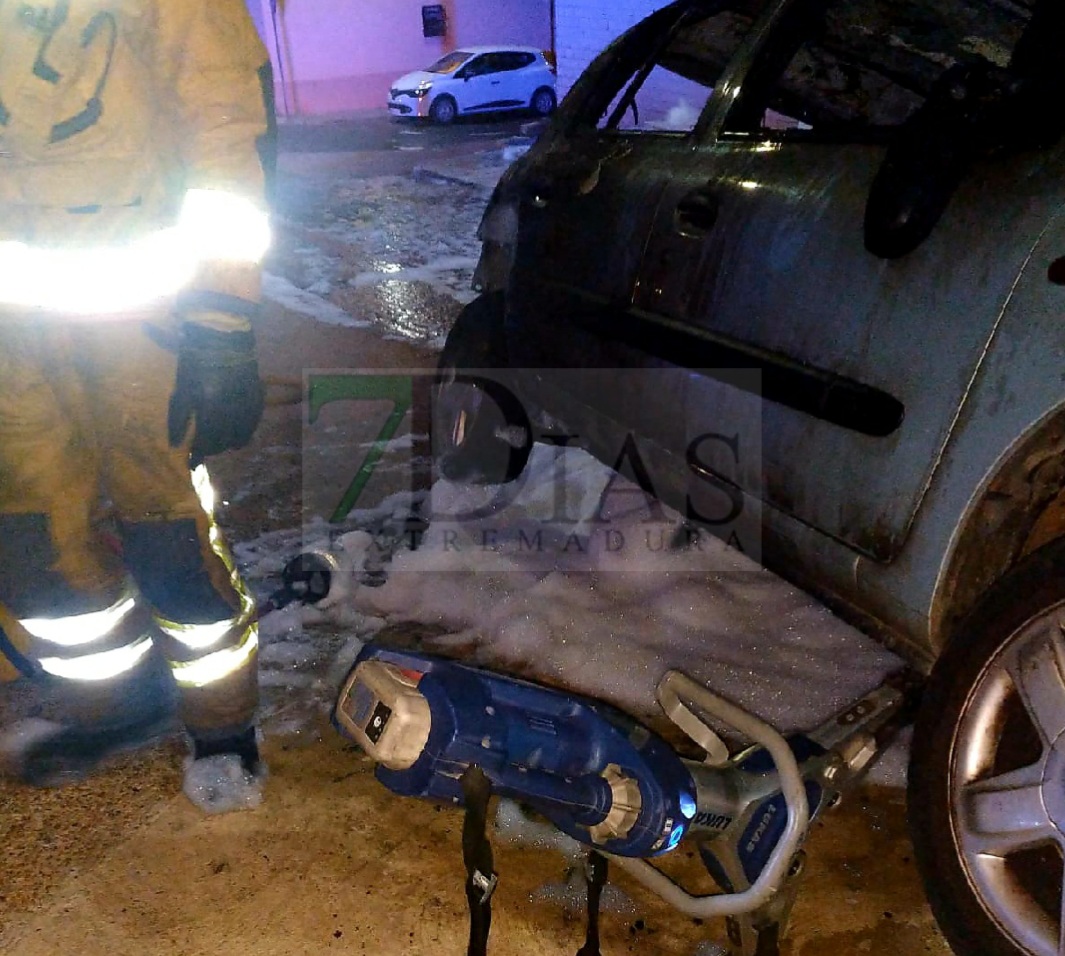 Un bombero herido mientras trabajaba en un incendio en Badajoz