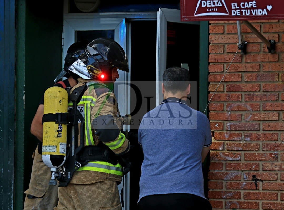 Incendio en una churrería en la barriada Suerte de Saavedra (Badajoz)