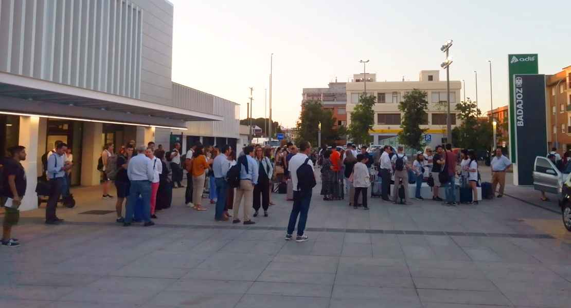 Descarrila maquinaria entre Badajoz y Gévora y los pasajeros se quedan esperando su tren