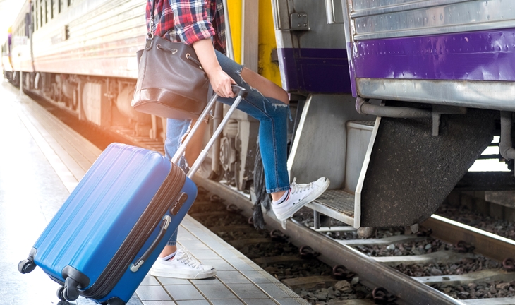 Si eres joven y cumples estas condiciones, en verano tendrás rebajas del 90% en bus y tren