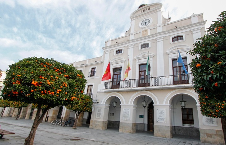 Fundación Triángulo anuncia medidas legales tras las declaraciones de VOX en el Ayto. de Mérida