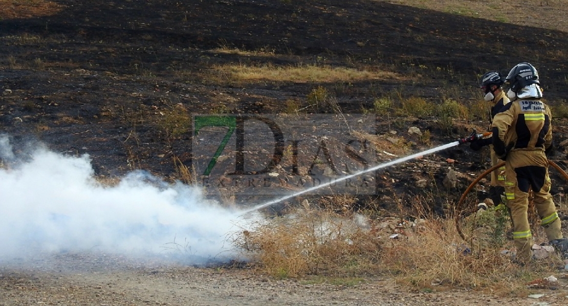 Bomberos de Badajoz extinguen un incendio cercano a Los Colorines (BA)