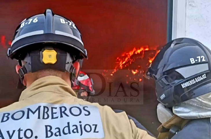 Incendio en una nave agrícola de la finca La Cocosa (BA)