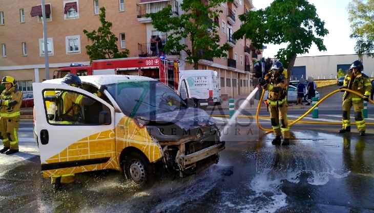 Los bomberos sofocan un incendio de vehículo en la urbanización Guadiana (Badajoz)