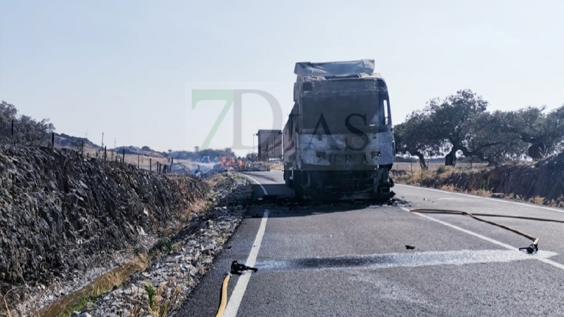 Un camión sale ardiendo en la BA-102