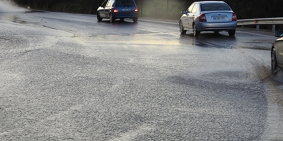 Las fuertes lluvias dejan saltos de agua en algunas carreteras extremeñas