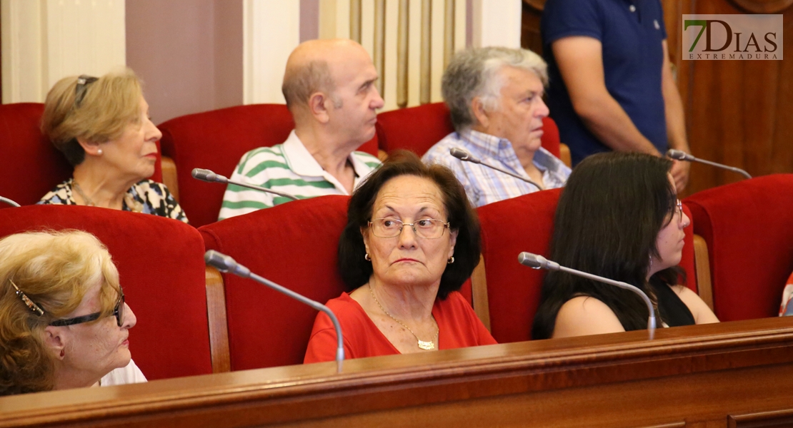 Personas sordas despliegan una pancarta por el Día Nacional de las Lenguas de Signos Españolas