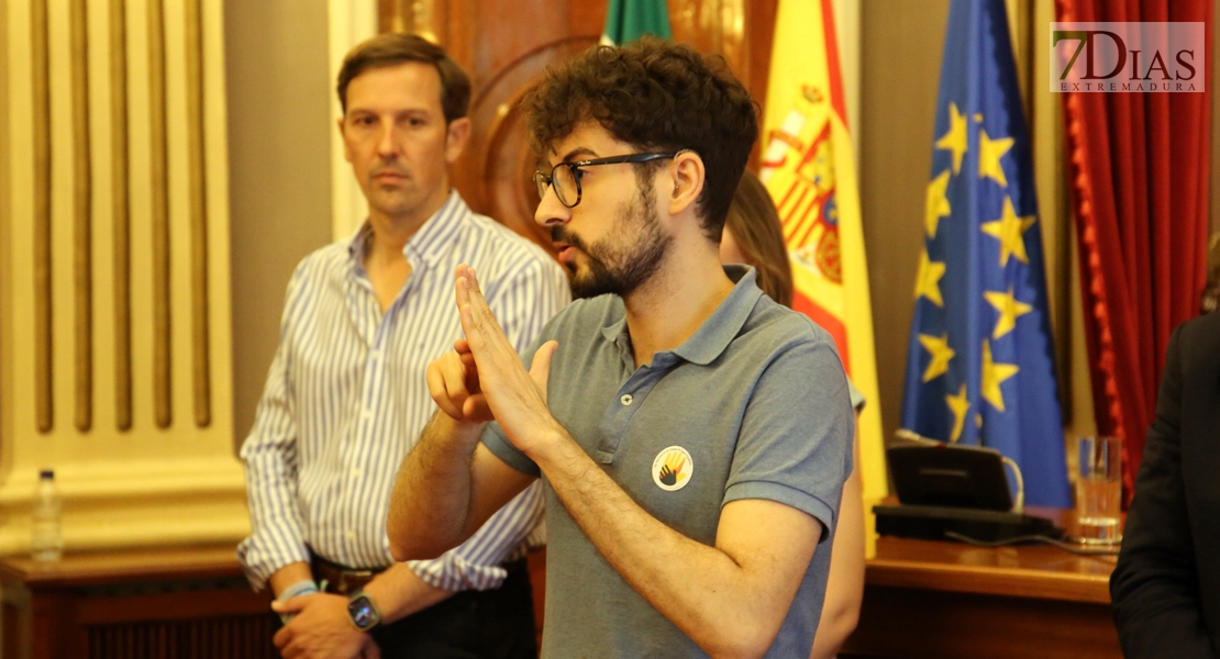 Personas sordas despliegan una pancarta por el Día Nacional de las Lenguas de Signos Españolas