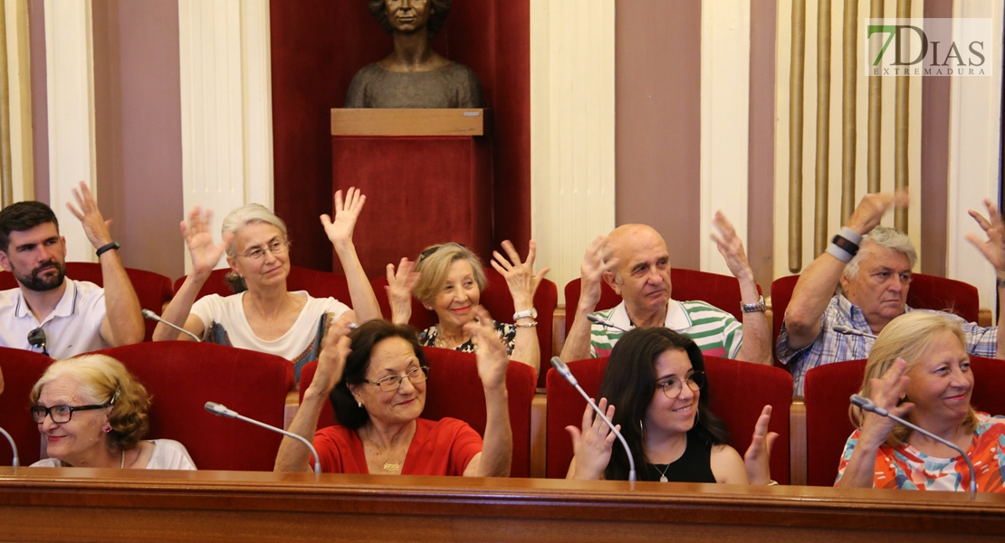 Personas sordas despliegan una pancarta por el Día Nacional de las Lenguas de Signos Españolas