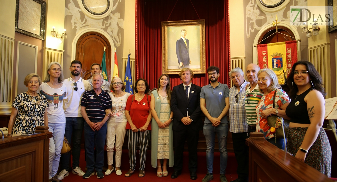 Personas sordas despliegan una pancarta por el Día Nacional de las Lenguas de Signos Españolas