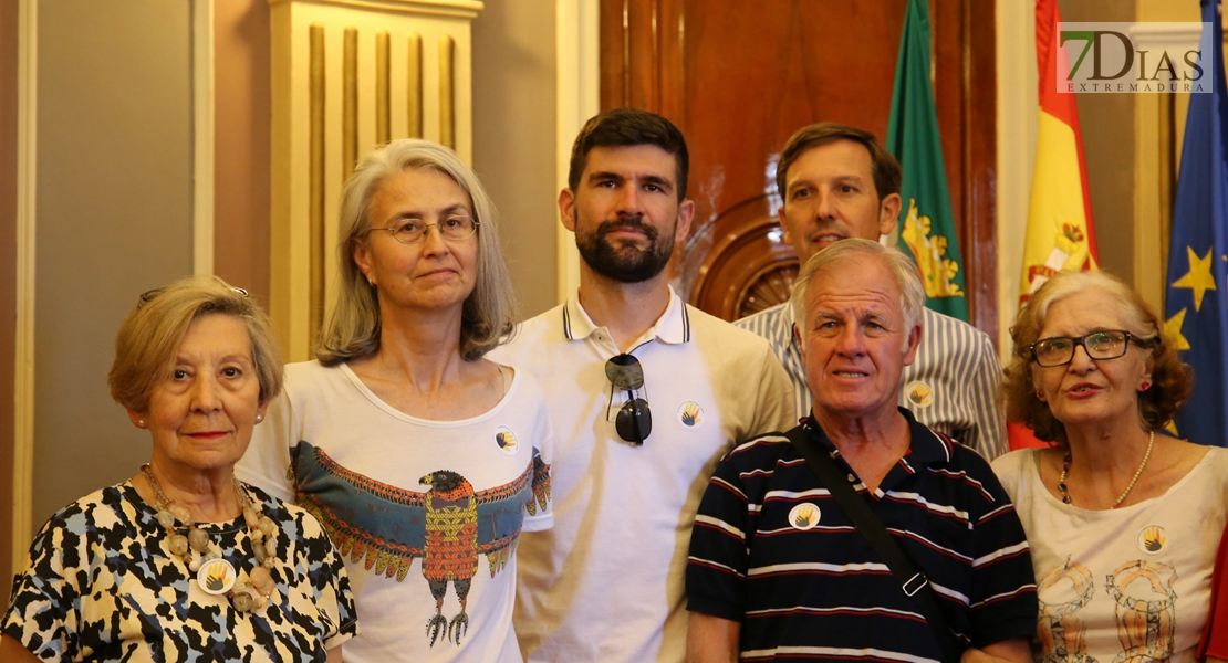 Personas sordas despliegan una pancarta por el Día Nacional de las Lenguas de Signos Españolas