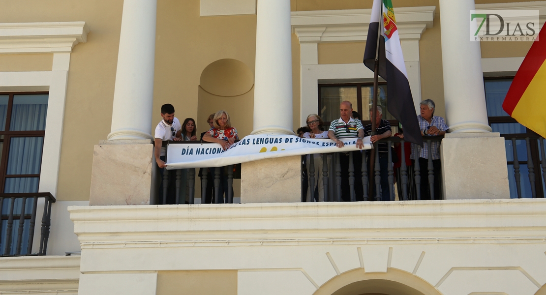 Personas sordas despliegan una pancarta por el Día Nacional de las Lenguas de Signos Españolas