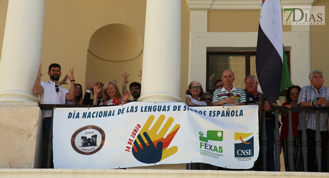 Personas sordas despliegan una pancarta por el Día Nacional de las Lenguas de Signos Españolas