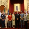 Personas sordas despliegan una pancarta por el Día Nacional de las Lenguas de Signos Españolas