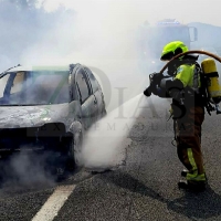 Sale ardiendo un vehículo en la A-5