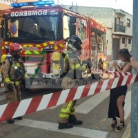 Los bomberos salvan la vida a un animal en un incendio de vivienda en Badajoz