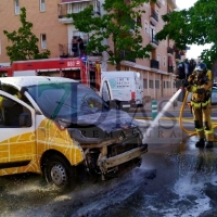 Los bomberos sofocan un incendio de vehículo en la urbanización Guadiana (Badajoz)