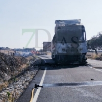 Un camión sale ardiendo en la BA-102