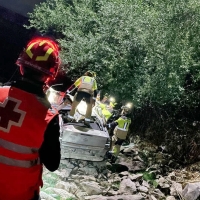 Fallece tras sufrir un accidente y caer por un puente en la N-435