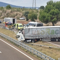 La A-5 cortada por un accidente entre dos camiones y un autobús