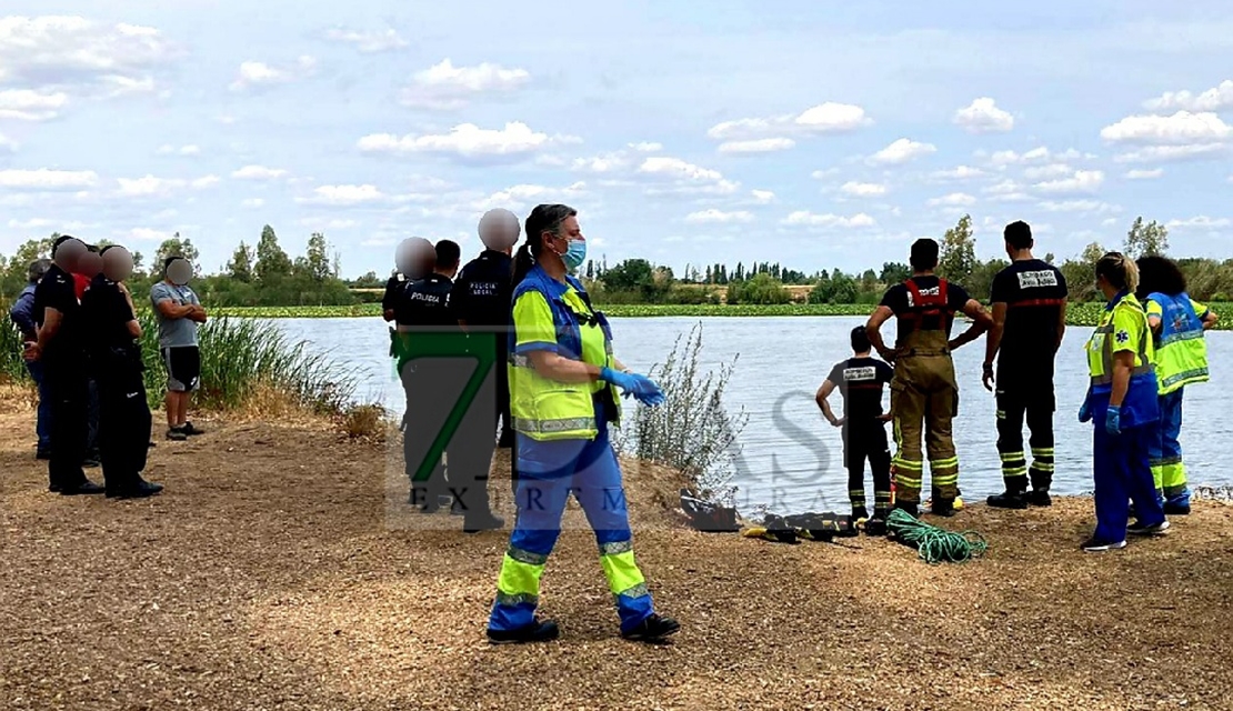 Los bomberos localizan un vehículo qué llevaba años sumergido en el Guadiana