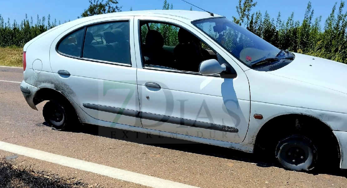 Circula más de 30 km con dos neumáticos en llanta por la EX-209