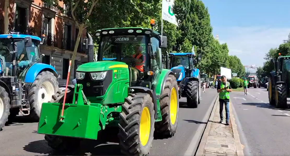 Tractores extremeños y de más puntos de España toman las calles de la capital