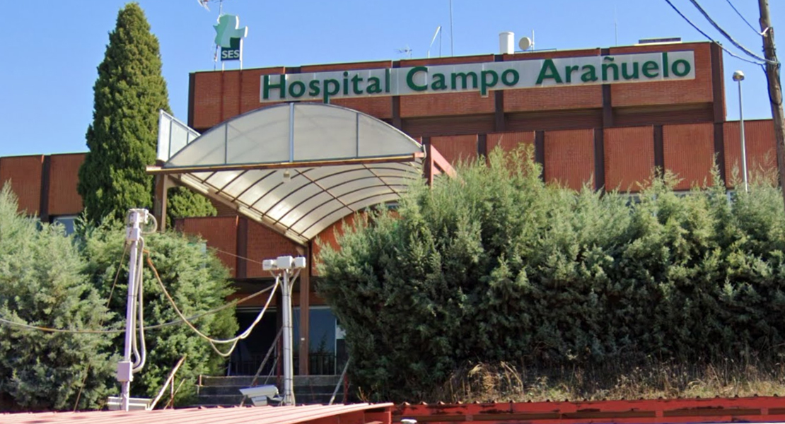 Dos jóvenes acaban en el hospital por una salida de vía en Extremadura