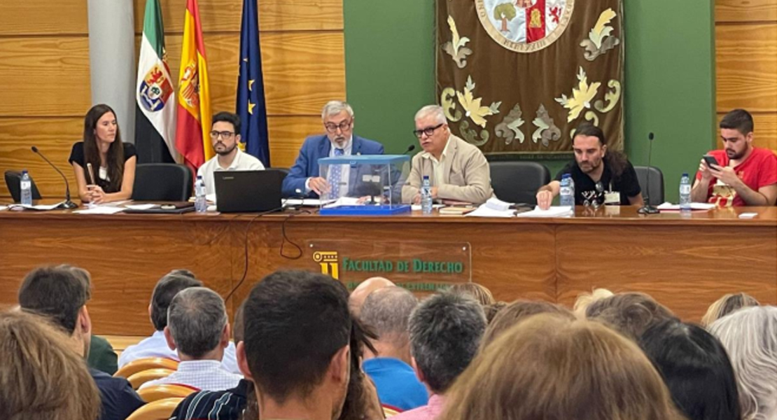 El rector pierde representatividad en el Claustro de la UEx