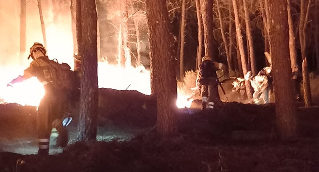 El fuego arrasa 100 hectáreas en Villanueva y Madrigal