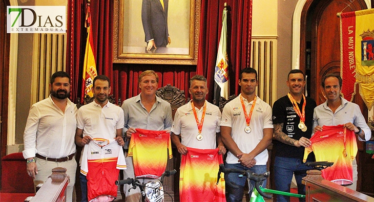 El alcalde del Ayto. de Badajoz recibe a los participantes en el campeonato de España de ciclismo