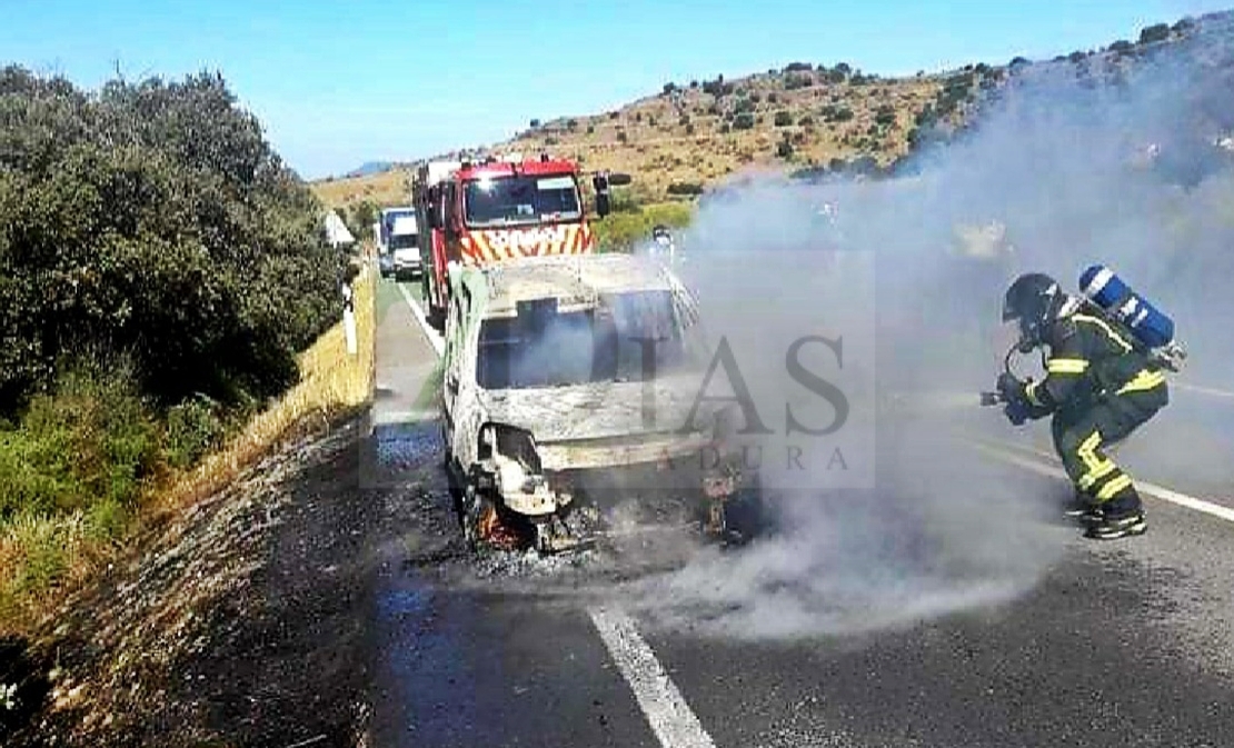 Arde un vehículo mientras circulaba por la carretera EX-112 (BA)