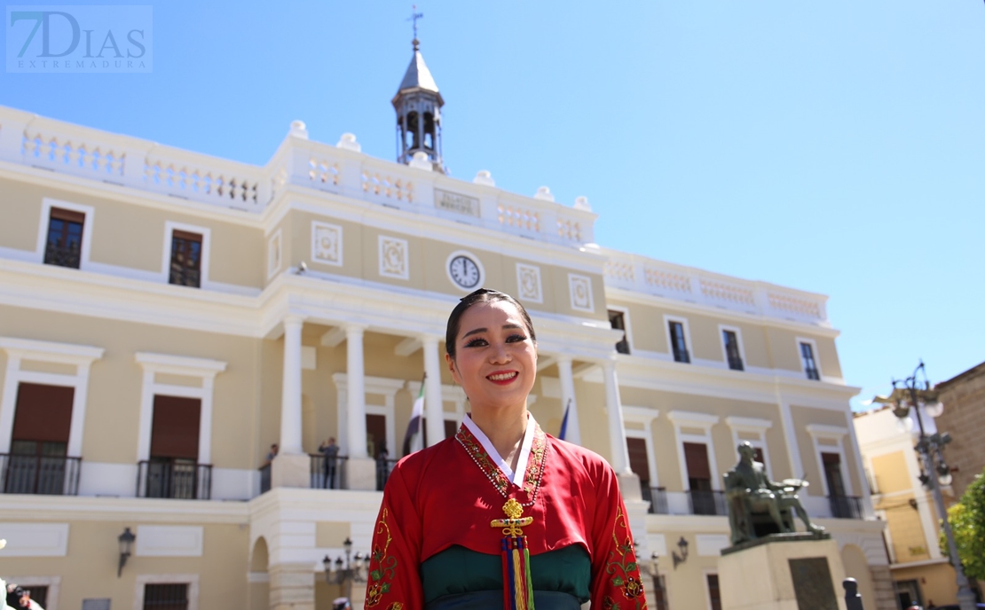 REPOR: El desfile del Festival Folklórico Internacional llena de cultura las calles pacenses