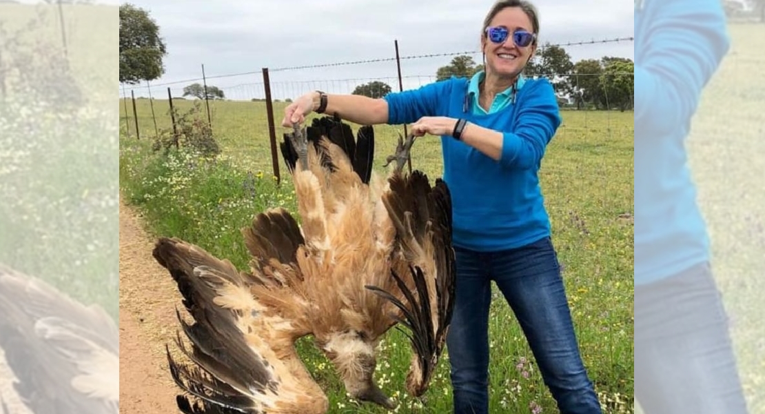 Trasladan a Fiscalía la foto de una edil de Don Benito con un buitre muerto