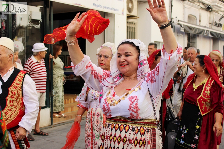 REPOR: El desfile del Festival Folklórico Internacional llena de cultura las calles pacenses