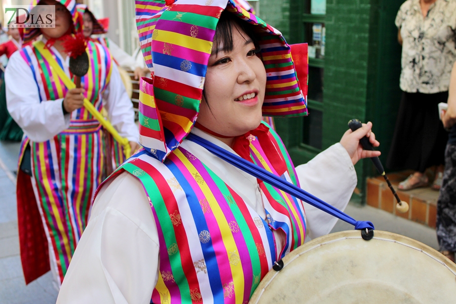 REPOR: El desfile del Festival Folklórico Internacional llena de cultura las calles pacenses