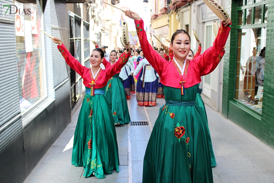 REPOR: El desfile del Festival Folklórico Internacional llena de cultura las calles pacenses