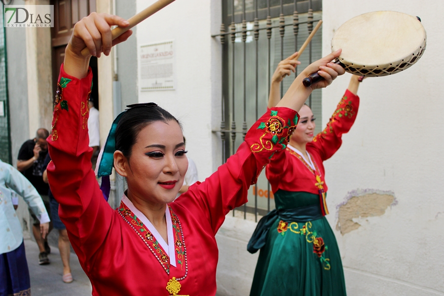 REPOR: El desfile del Festival Folklórico Internacional llena de cultura las calles pacenses