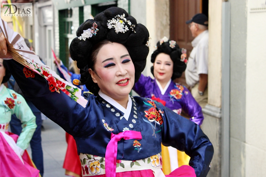 REPOR: El desfile del Festival Folklórico Internacional llena de cultura las calles pacenses