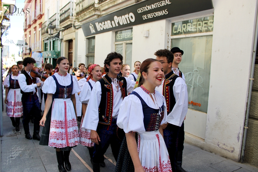 REPOR: El desfile del Festival Folklórico Internacional llena de cultura las calles pacenses