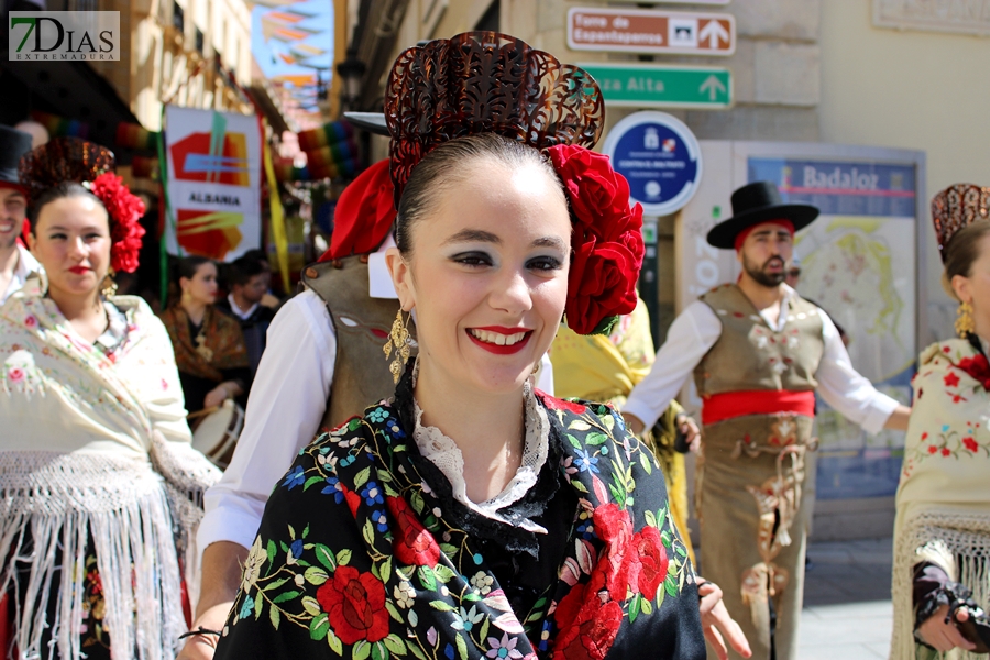 REPOR: El desfile del Festival Folklórico Internacional llena de cultura las calles pacenses