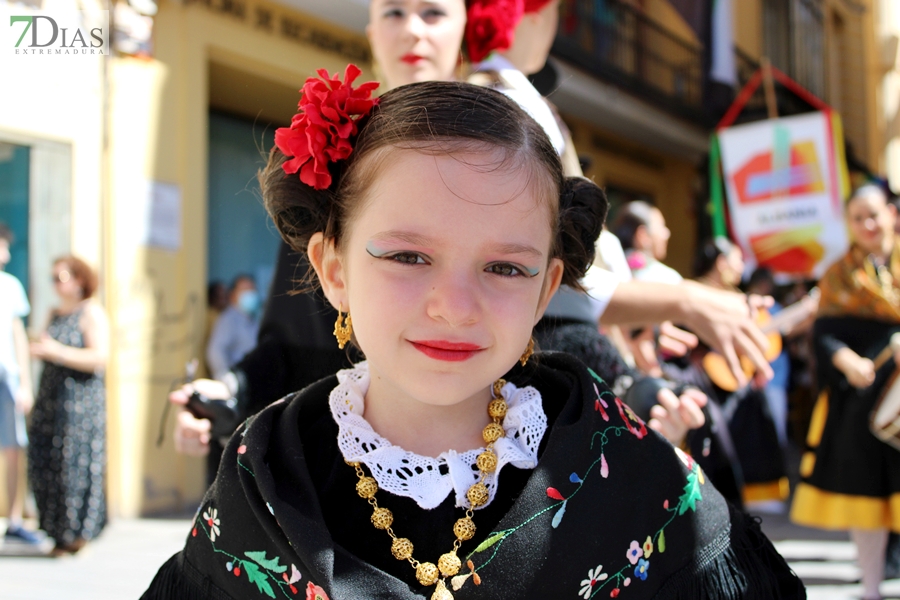 REPOR: El desfile del Festival Folklórico Internacional llena de cultura las calles pacenses