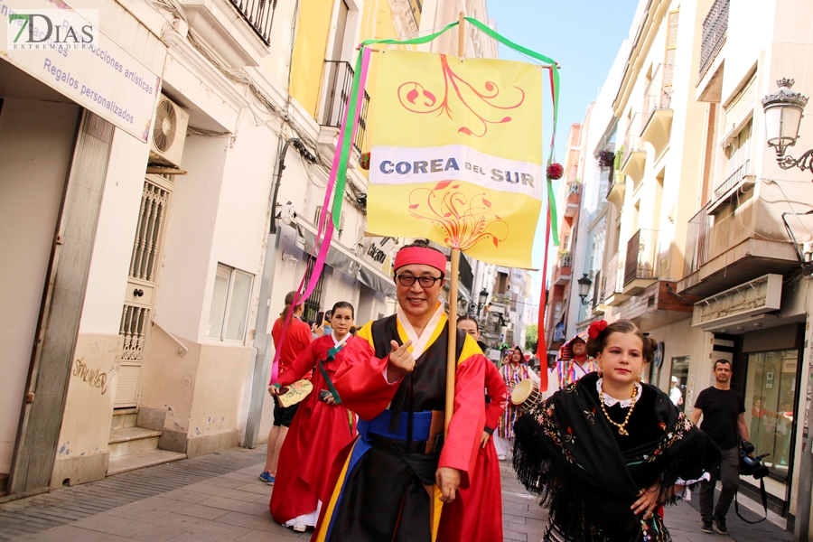 REPOR: El desfile del Festival Folklórico Internacional llena de cultura las calles pacenses