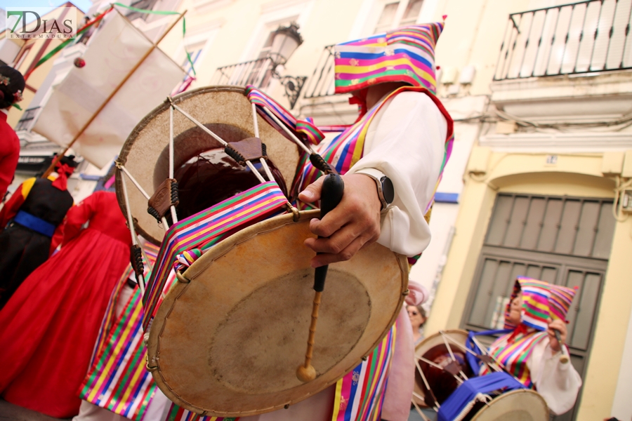 REPOR: El desfile del Festival Folklórico Internacional llena de cultura las calles pacenses