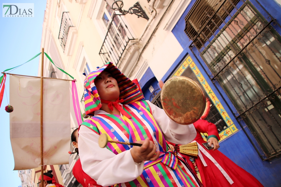 REPOR: El desfile del Festival Folklórico Internacional llena de cultura las calles pacenses