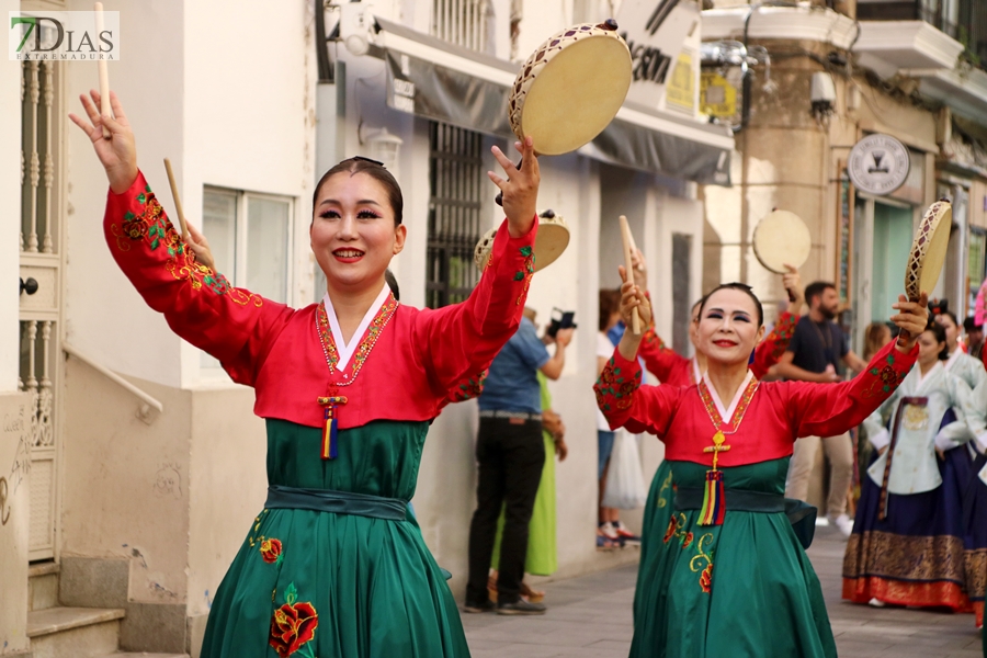 REPOR: El desfile del Festival Folklórico Internacional llena de cultura las calles pacenses