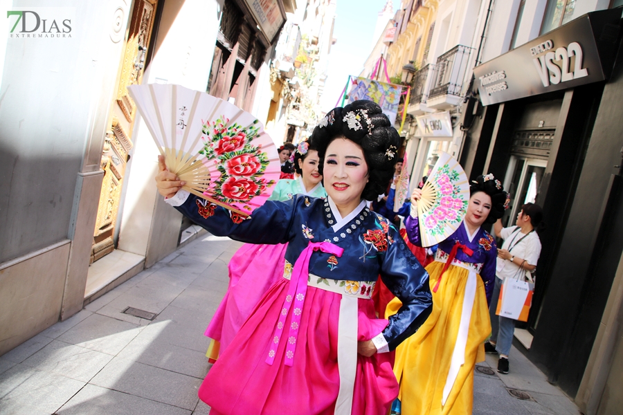 REPOR: El desfile del Festival Folklórico Internacional llena de cultura las calles pacenses