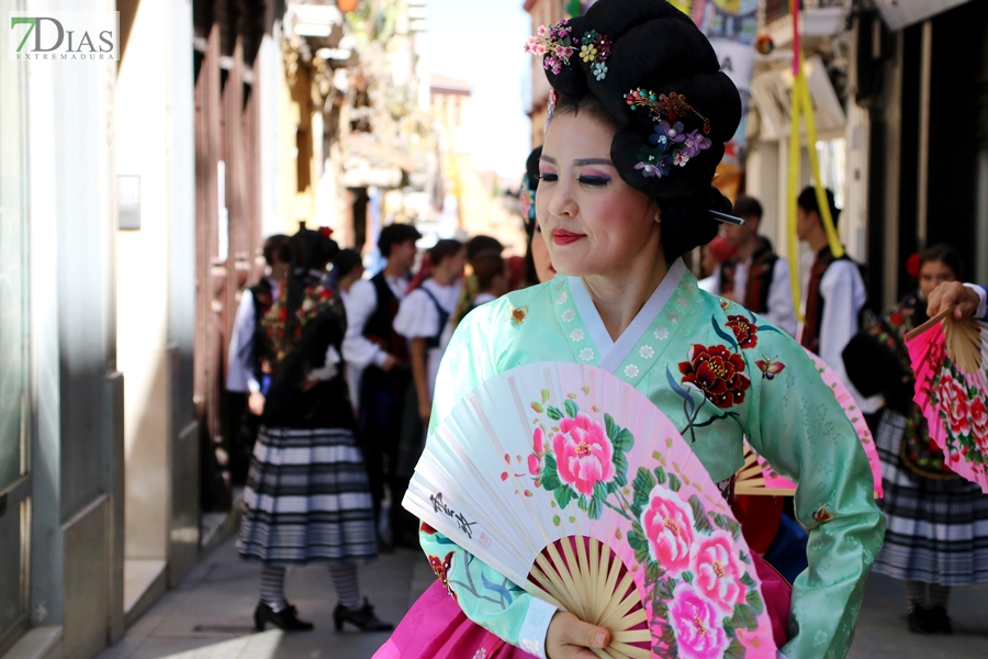 REPOR: El desfile del Festival Folklórico Internacional llena de cultura las calles pacenses