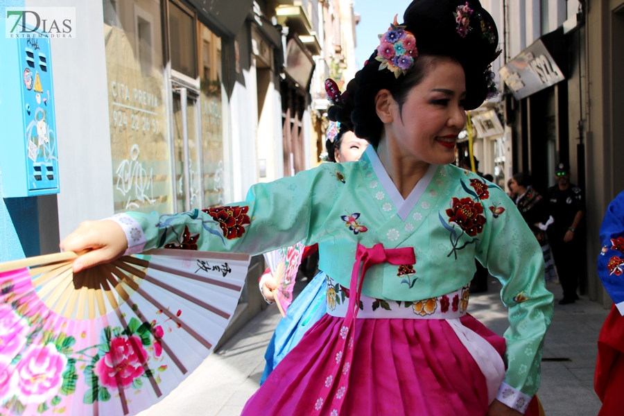 REPOR: El desfile del Festival Folklórico Internacional llena de cultura las calles pacenses