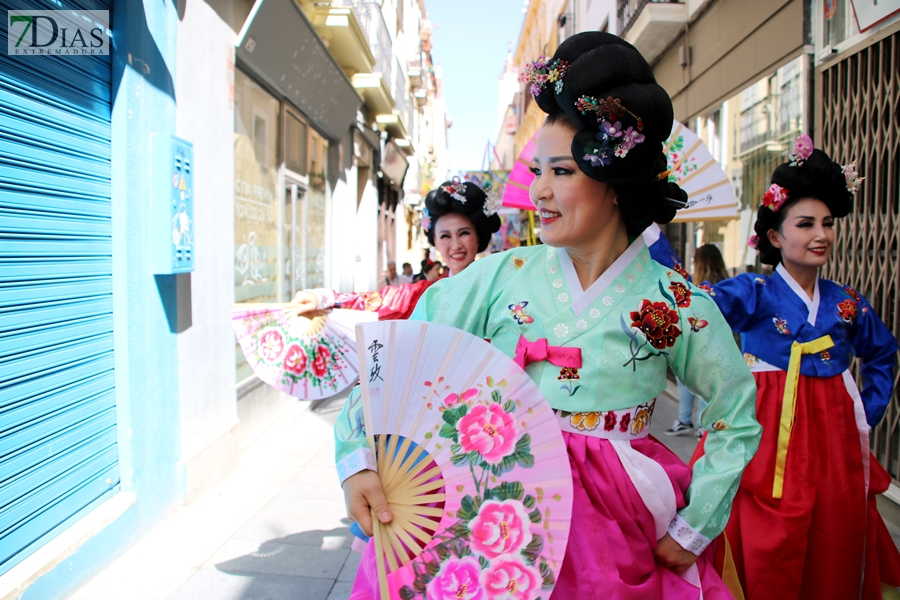 REPOR: El desfile del Festival Folklórico Internacional llena de cultura las calles pacenses